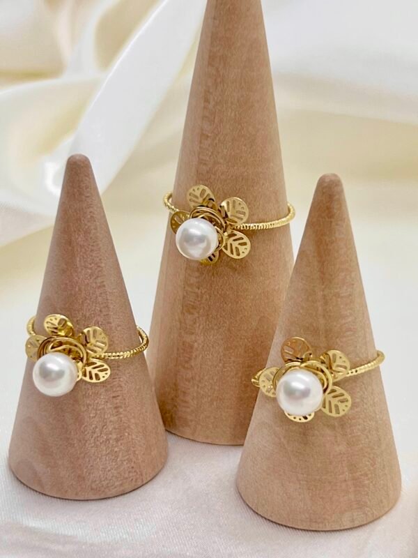 Anillo dorado flor perla talla 9