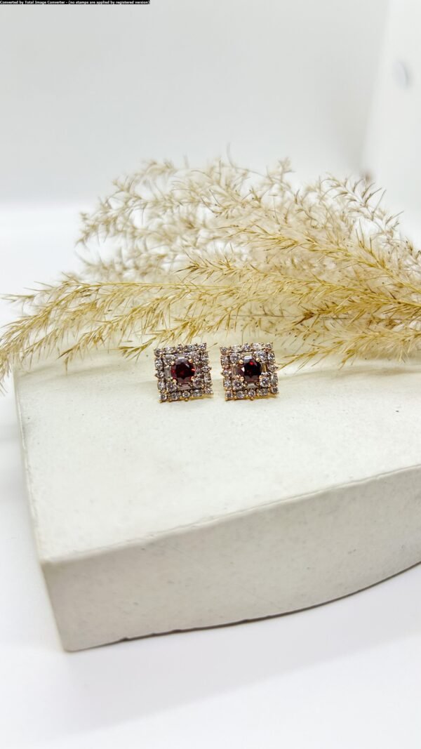 Arete stud cristal rojo