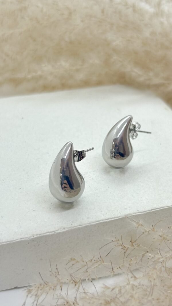 Arete drop plateada mediana