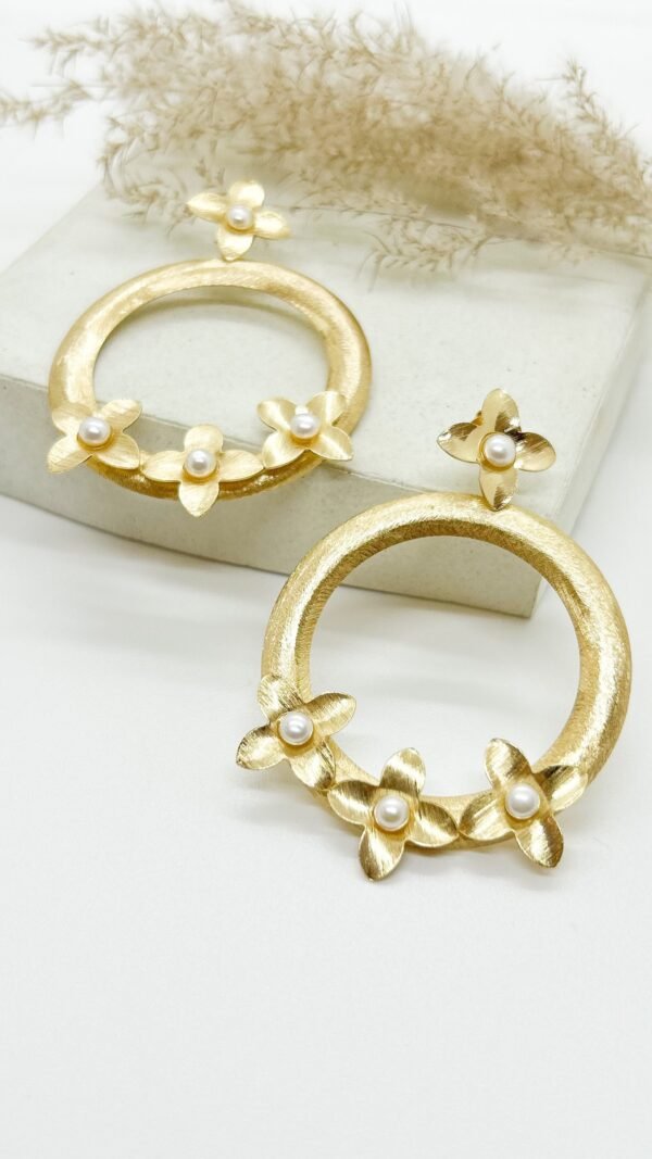Arete aro flor y perlas plata baño 18k