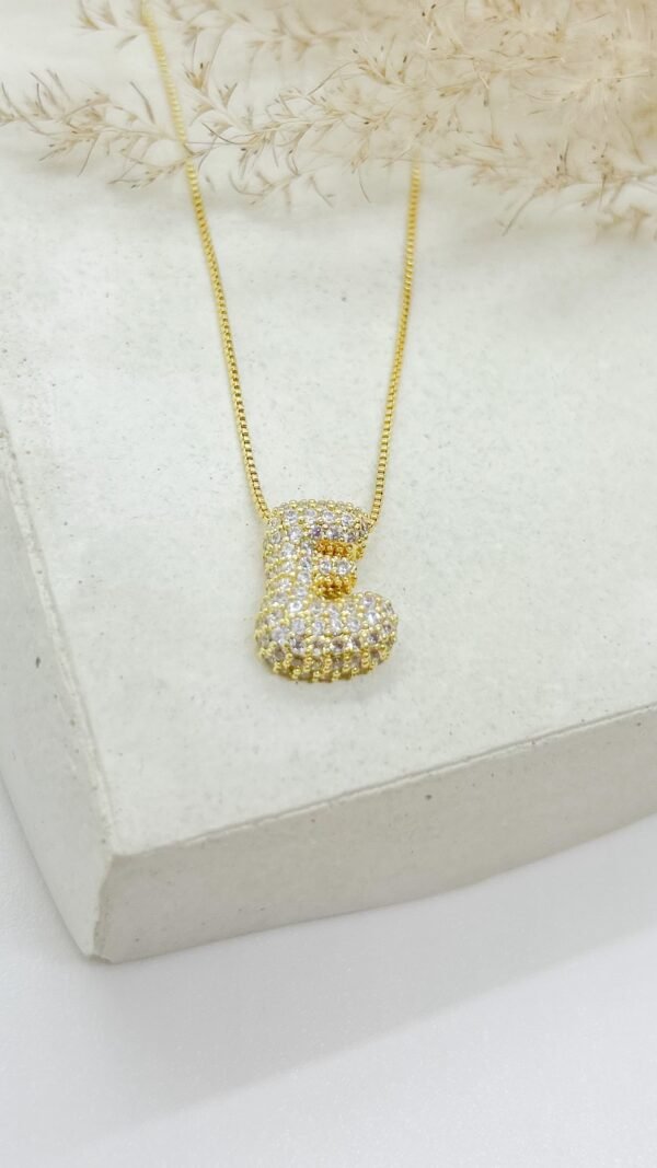 Cadena letra E zirconia
