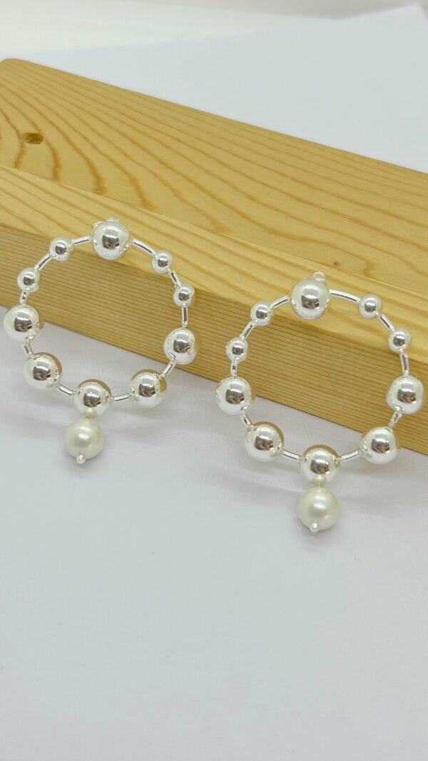 Arete plateado balines perlas