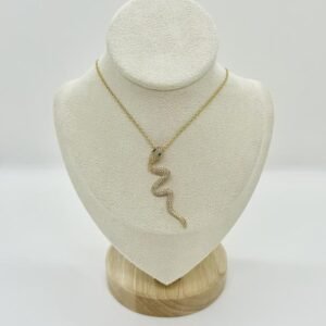 Cadena dorada con dije de serpiente