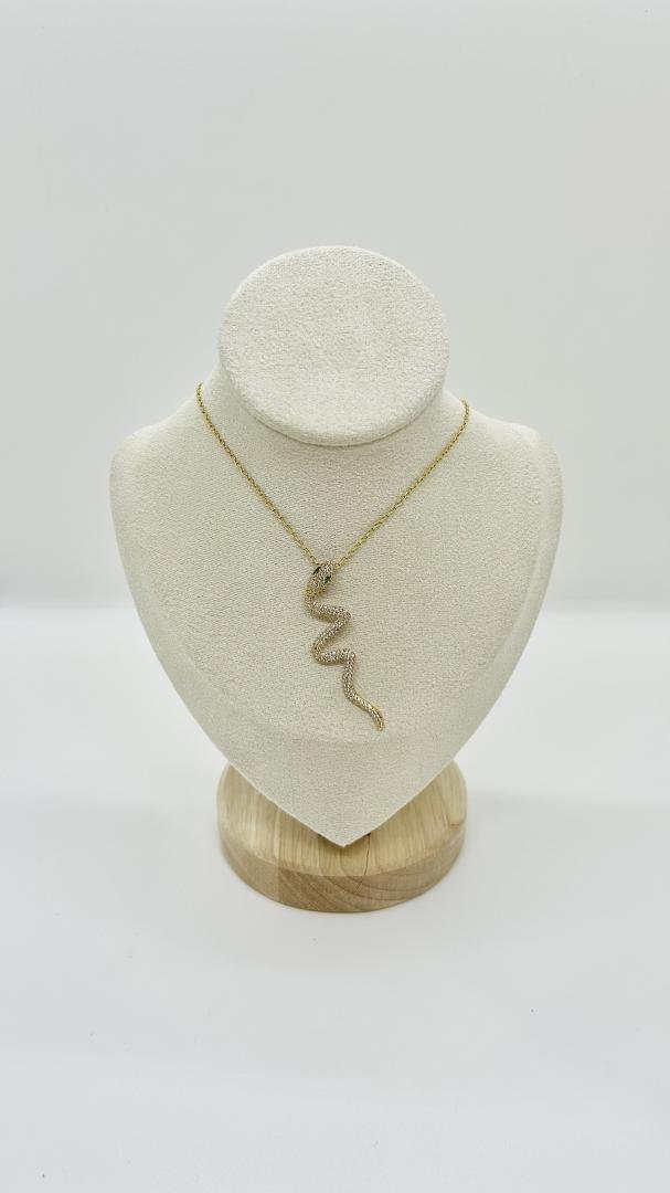 Cadena dorada con dije de serpiente