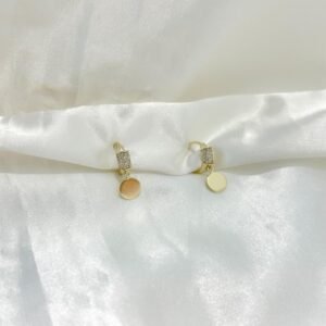 Arete dorado zirconia charm