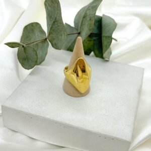 Anillo dorado ovalado talla 7